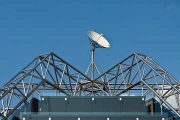 Pyramide mit Satellitenschüssel in Stuttgart, Deutschland