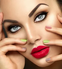 Fotobehang Schoonheid mode vrouw met levendige make-up en kleurrijke nagellak © Subbotina Anna