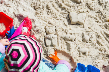 dziecko bawi się w piaskownicy
