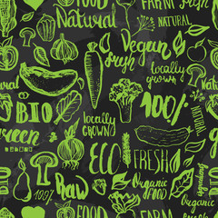 Fototapety  Ręcznie rysowane wzór żywności ekologicznej z napisem dla żywności ekologicznej, bio, naturalne, wegańskie, na ciemnym tle