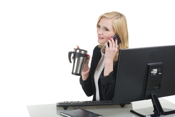 Bizneswoman piękna blondynka rozmawia przez telefon, pije kawę lub herbatę. Przerwa w pracy.