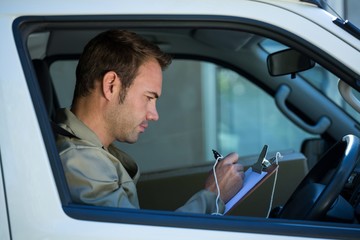 Obraz premium Delivery man sitting in his van