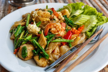 Fried vegetables and seafood in sauce