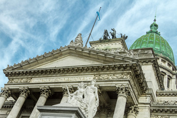 Entrada del Congreso de la Nación Argentina con escultura de Lola Mora en primer plano