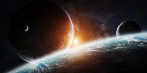 Obraz premium Wschód słońca nad grupą planet w przestrzeni