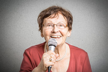 Rentnerin singt über Mikrofon