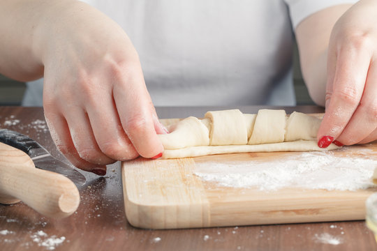 Female shapes the dough with your hands for cookies