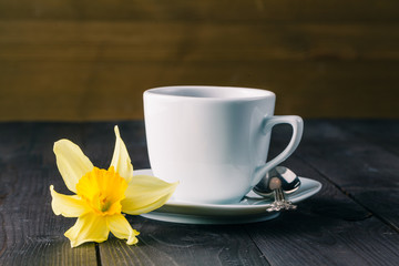 Fototapeta na wymiar Cups of tea and daffodils