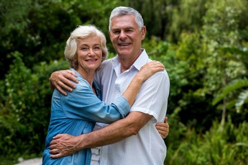 Obraz premium Portrait of loving senior couple in back yard