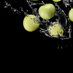 Fototapeta na wymiar apples fruits and Splashing water