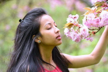 Naklejka premium jeune femme aux couleurs du printemps