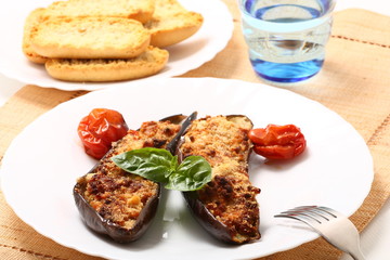 Melanzane ripiene con basilico e pomodorini