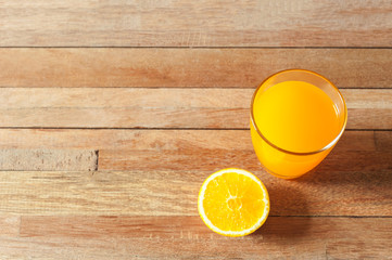 Naklejka premium Orange juice and fresh orange