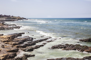 Roque olas y mar atlántico en las playas de Asilah en Marruecos
