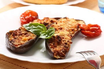 Melanzane ripiene con tonno e carne tritata