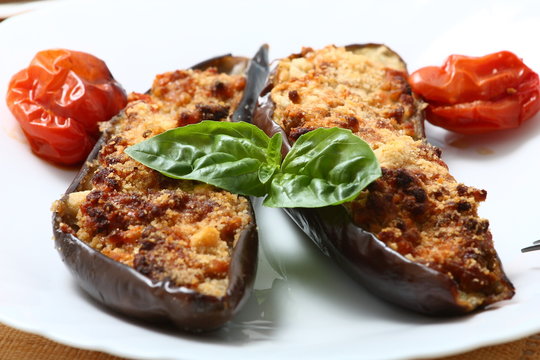 Melanzane ripiene con tonno e carne tritata