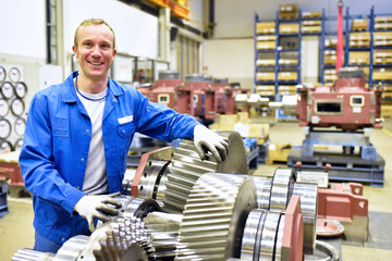 Arbeiter im Maschinenbau - Herstellung von Getrieben // portrait of a worker's in the industry 