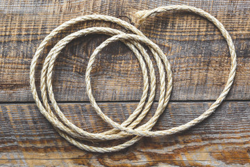 Obraz premium rope coiled on a wooden table
