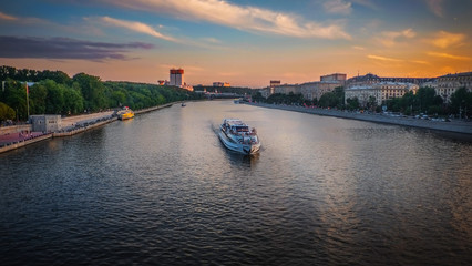 Naklejka premium The ship on Moscow river at sunset