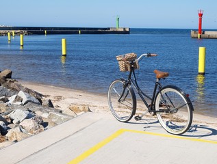 rower u wejścia o portu