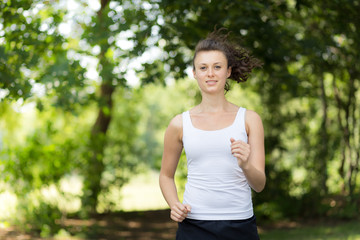 Junge Frau beim Joggen