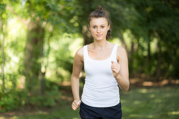 Joggerin im Grünen