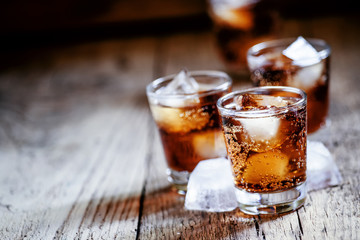 Alcoholic cocktail bourbon cola with whiskey and ice cubes, vint - obrazy, fototapety, plakaty