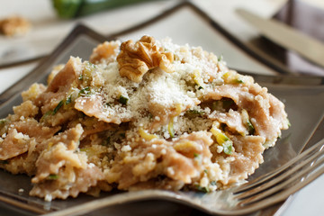 Wholegrain Pasta with topinambur cream, walnuts and zucchine