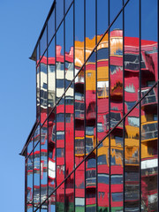 Wohnhaus in Örnsköldsvik spiegelt sich in einer Glasfassade eine