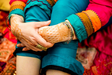 Henna Tattoo Hund he vumans trends Floral desizhn.