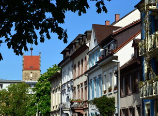 Fototapeta premium Hausfassaden vor Keplerturm