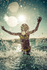 Naklejka premium Blurred motion silhouette of child in the sea