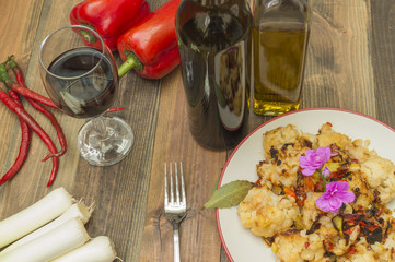 coliflor asada con verduras revueltas