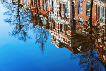 Fototapeta na wymiar buildings reflects in a canal in The Hague, Netherlands