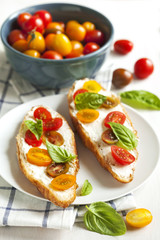 Croissant with tomato, basil and cream cheese