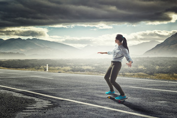 Fototapeta na wymiar Girl ride skateboard
