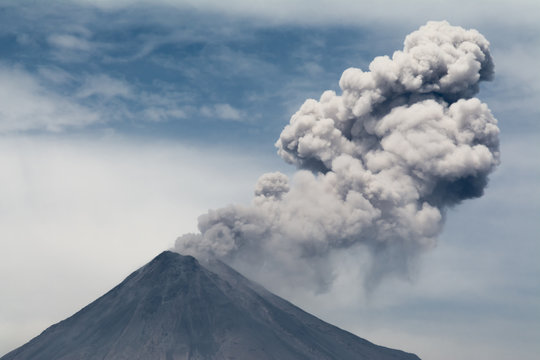 Erupción de cenizas del volcán de Colima