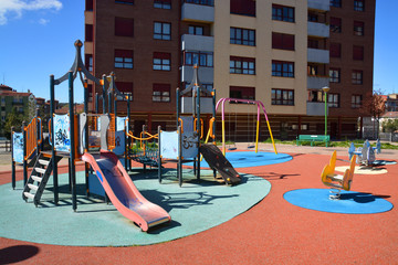 zona infantil con columpios