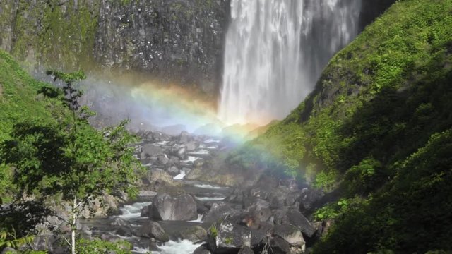 虹が掛かる水煙の瀑布　賀老の滝　北海道島牧村