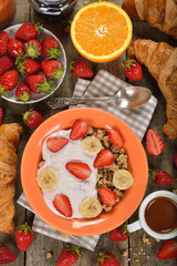Muesli with yogurt and fresh strawberries