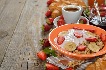 Muesli with yogurt and fresh strawberries