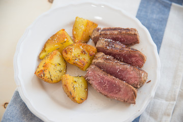Steak mit Kartoffeln und Spargel 