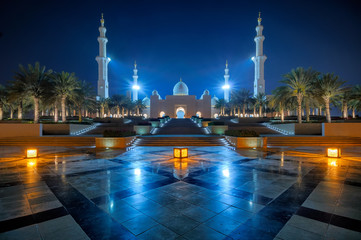 Fototapeta na wymiar Night view at Mosque, Abu Dhabi, United Arab Emirates
