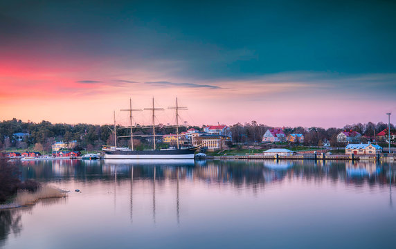 Fototapeta Åland Islands, Baltic Sea Pommern ship at beautiful sunset