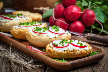Toasts with radish, chives and cottage cheese.