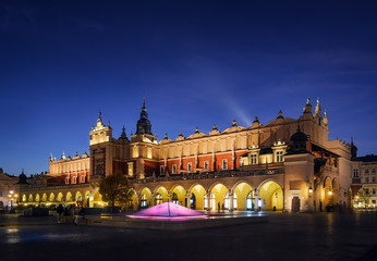 Obraz premium Cloth Hall Sukiennice building after sunset in Krakow city