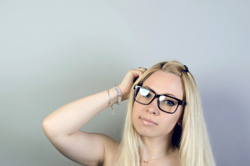 Naklejka premium beautiful girl thinking on a gray background