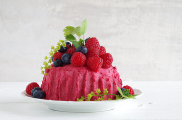 Buttercreme-Torte mit Himbeeren, Heidelbeeren und Johannisbeeren