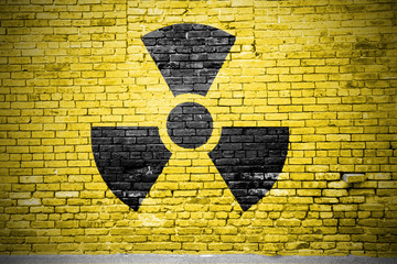 Ziegelsteinmauer mit Atomkraft Graffiti