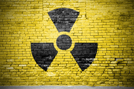 Ziegelsteinmauer mit Atomkraft Graffiti